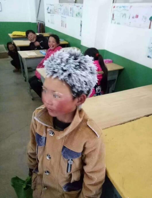 云南留守男孩冒冰霜上學，結成“冰花”獲網友鼓勵，看著讓人心疼01.jpg