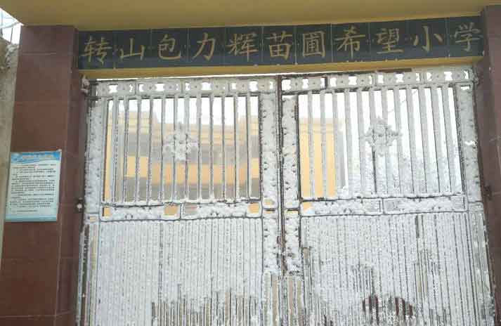 云南留守男孩冒冰霜上學，結成“冰花”獲網友鼓勵，看著讓人心疼04.jpg