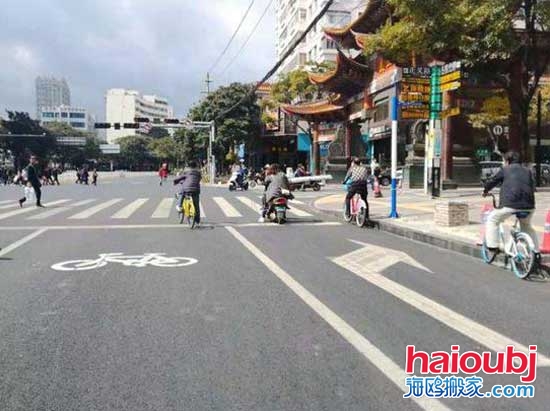 昆明人民中路非機動車道調換了位置.jpg